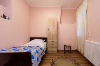 Гостевой дом Anzori House Тбилиси Трехместный номер с собственной ванной комнатой-33