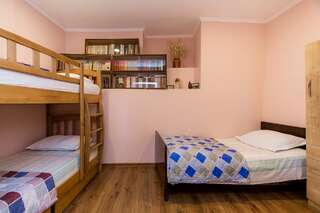 Гостевой дом Anzori House Тбилиси Трехместный номер с собственной ванной комнатой-6