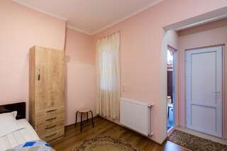 Гостевой дом Anzori House Тбилиси Трехместный номер с собственной ванной комнатой-7